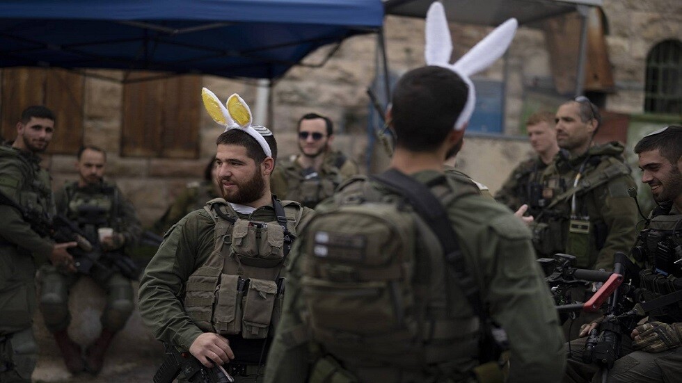 الجيش الاسرائيلي يتخذ من شابين فلسطينيين "دروعا بشرية" قرب إحدى الدبابات (صورة)