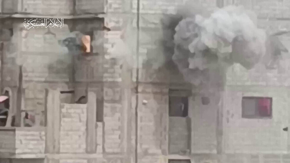 مشاهد من عملية استهداف شقة سكنية في خان يونس تحصن فيها جنود إسرائيليون