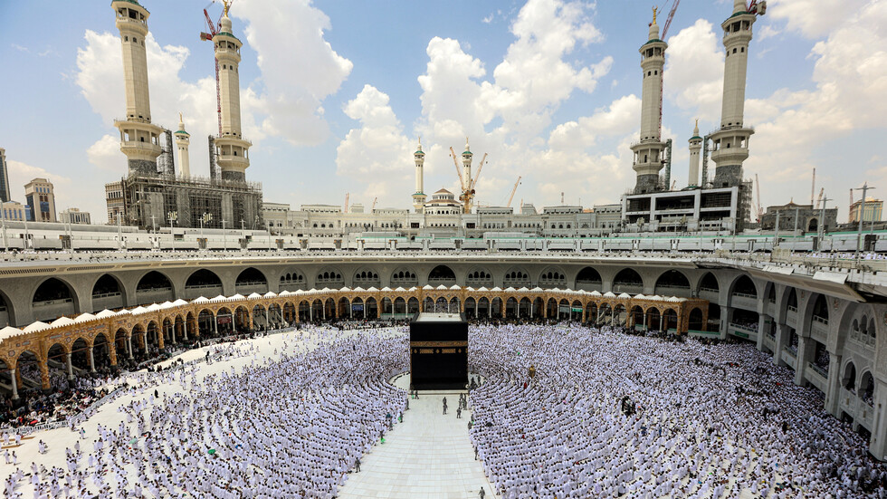السعودية.. رجل أمن في الحرم المكي يلفت الأنظار بممازحته للأطفال وتوزيعه "حلوى العيد" (فيديو)