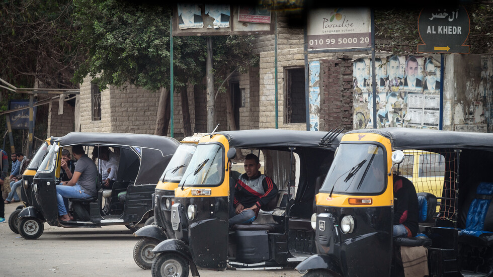 مصر.. فتاة تنهي حياة عامل بسبب أولوية ركوب "توك توك" في الجيزة