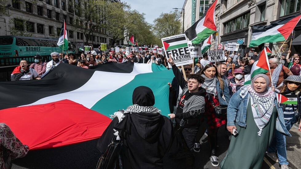 بالفيديو .. متظاهرون مؤيدون لفلسطين يغلقون جسر 