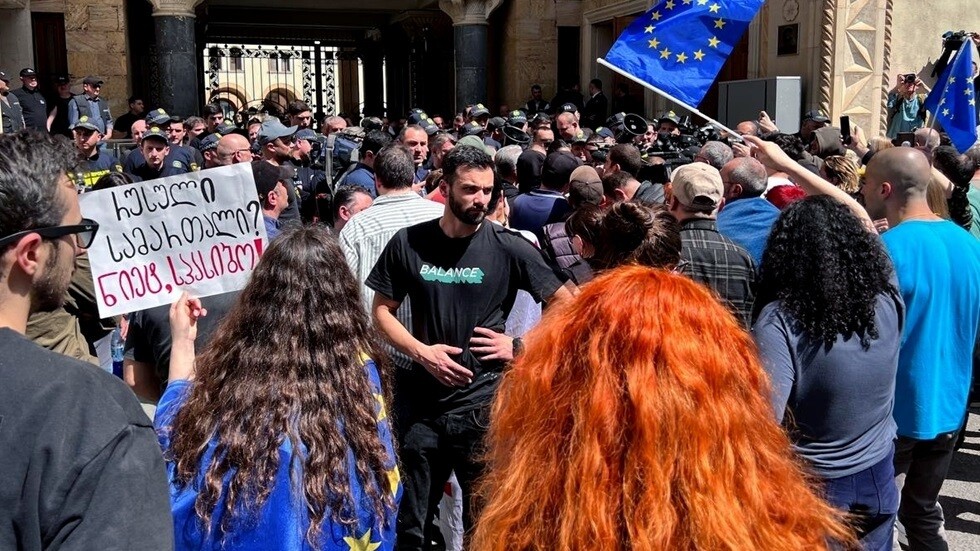 رئيس مجلس الدوما يعلق على الهستيريا المحيطة بقانون "العملاء الأجانب" في جورجيا