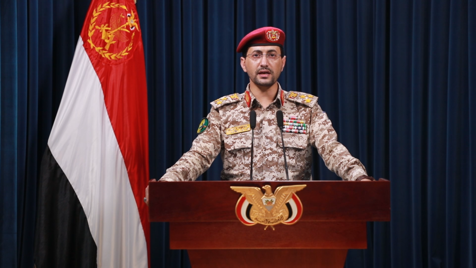 الحوثيون يعلنون استهداف سفينة ومدمرة أمريكيتين وسفينة إسرائيلية (فيديو)