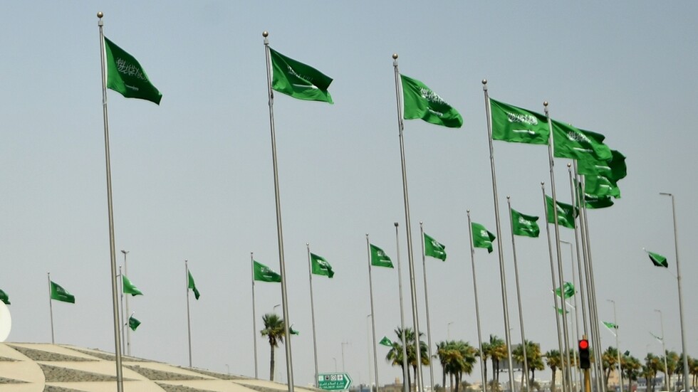 السعودية.. فيديو لشخص تنكر بزي نسائي يثير جدلا والأمن يتحرك (فيديو)