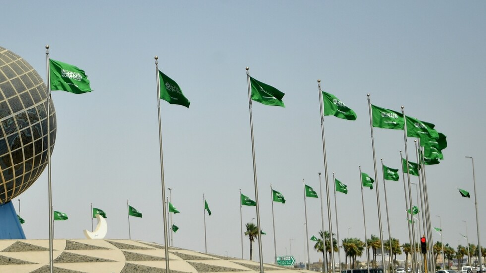 السعودية.. شاب يهدي "بطل الجرافة" مركبة من آخر طراز لإنقاذه 4 أشخاص من السيل (فيديو)