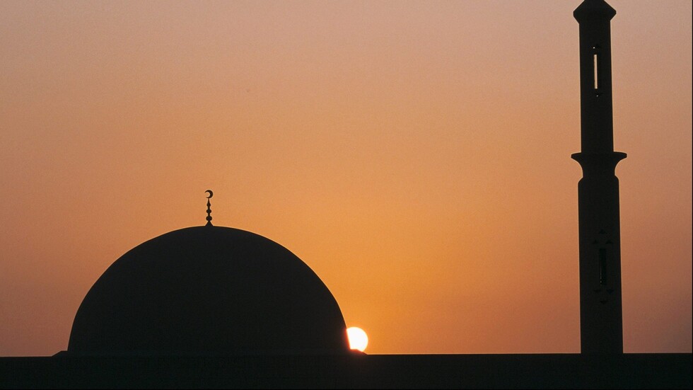 "تعد على بيت الله".. مدرسة عالمية "تختلس" الكهرباء والمياه من مسجد في السعودية (فيديو)