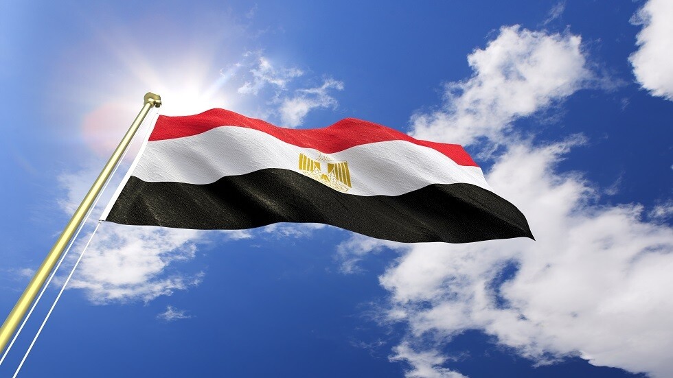 حاولوا التقاطها بأيديهم.. لحظات تحبس الأنفاس  لسقوط سيدة من الطابق الرابع في مصر (فيديو)