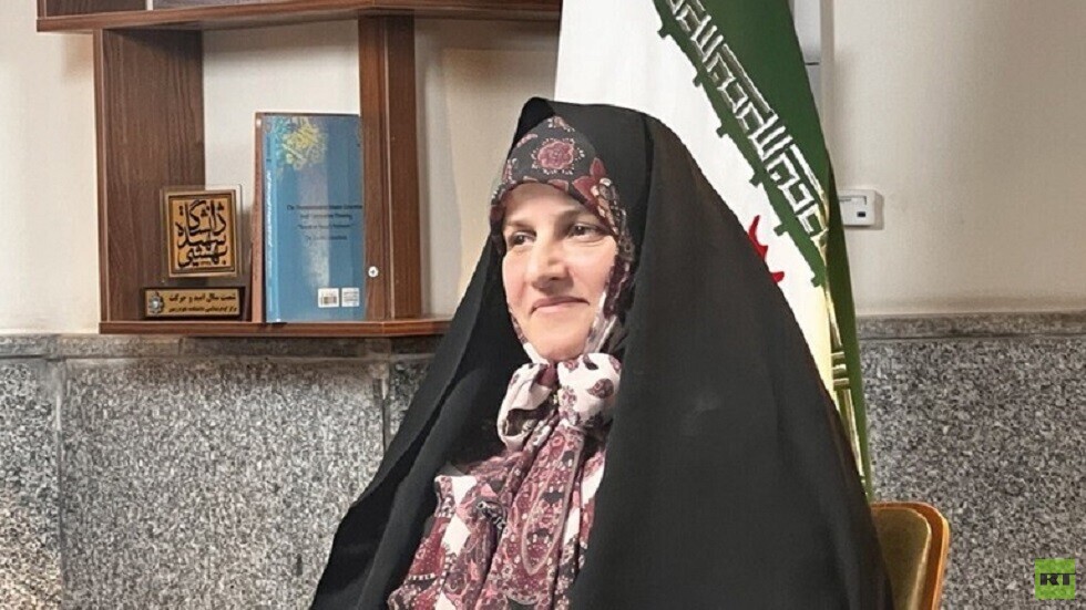 "مهر": رئيس جامعة طهران يعين زوجة الرئيس الإيراني في منصبين جديدين (فيديو)