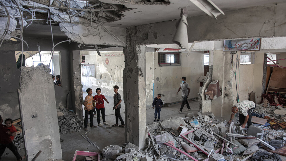 "أكلتها بسبب الجوع".. طبيب عماني يُصدم بما استخرجه من بطن طفلة فلسطينية (صور)