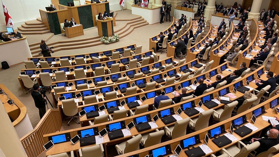 برلمان جورجيا يعتمد في قراءة نهائية قانون "العملاء الأجانب" (فيديو)