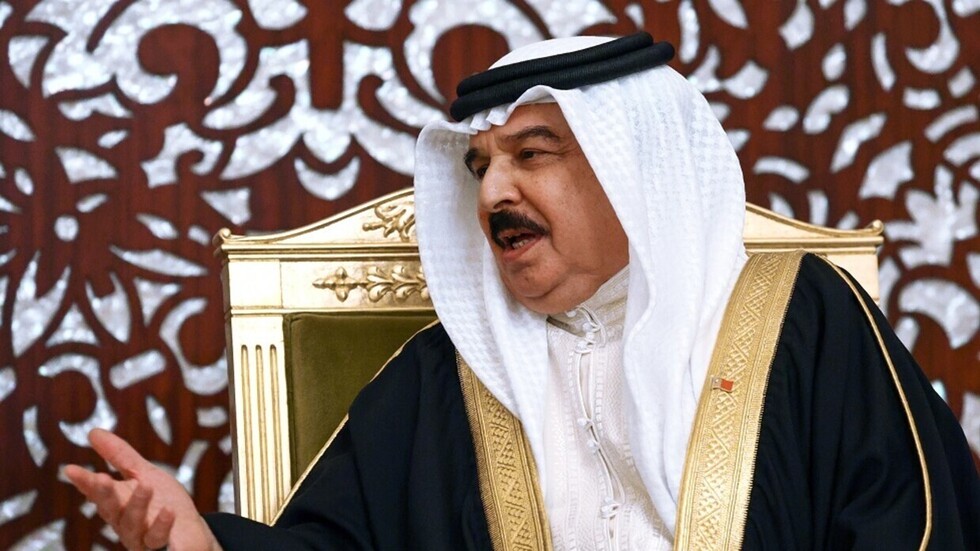 بنثر الورود.. شاهد الوفود في الممر إلى قاعة انعقاد القمة العربية