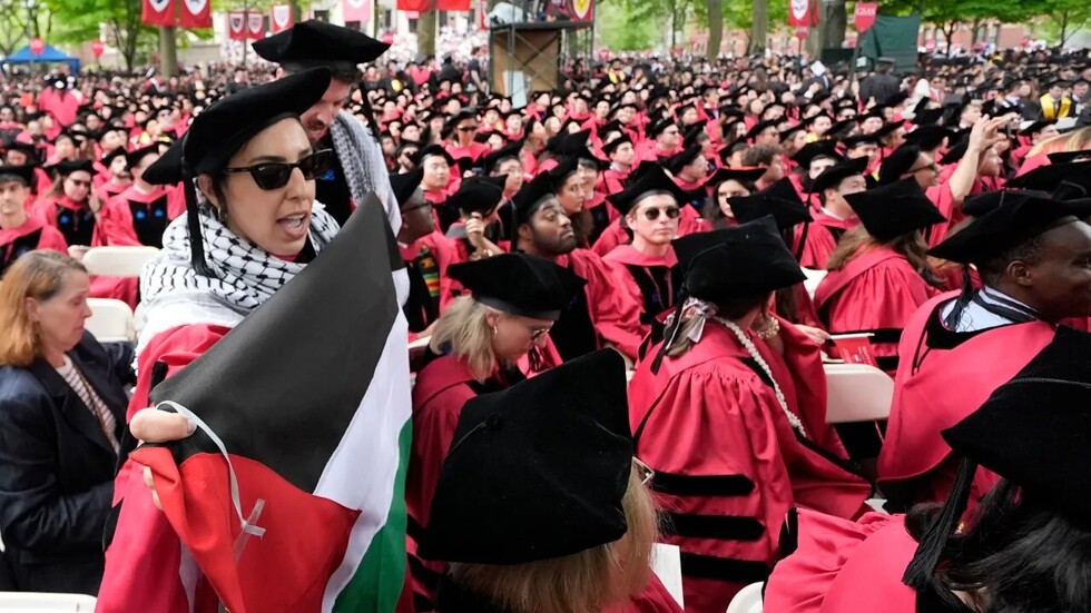 بالفيديو.. مجموعة من الطلاب يغادرون حفل تخرجهم بجامعة هارفارد ويهتفون "فلسطين حرة"