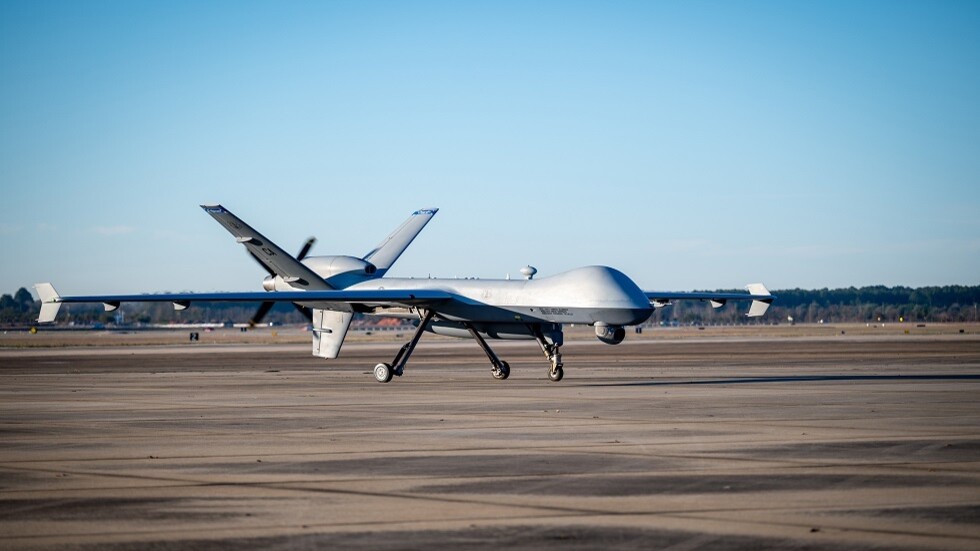 أعلنوا إسقاطها اليوم.. "الحوثيون" يعتلون مسيّرة أمريكية MQ-9 Reaper  (فيديو)