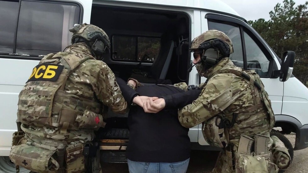 روسيا.. اعتقال مسؤولين كبار في قره تشاي شركيسيا في قضية سرقة أموال الميزانية (فيديو)