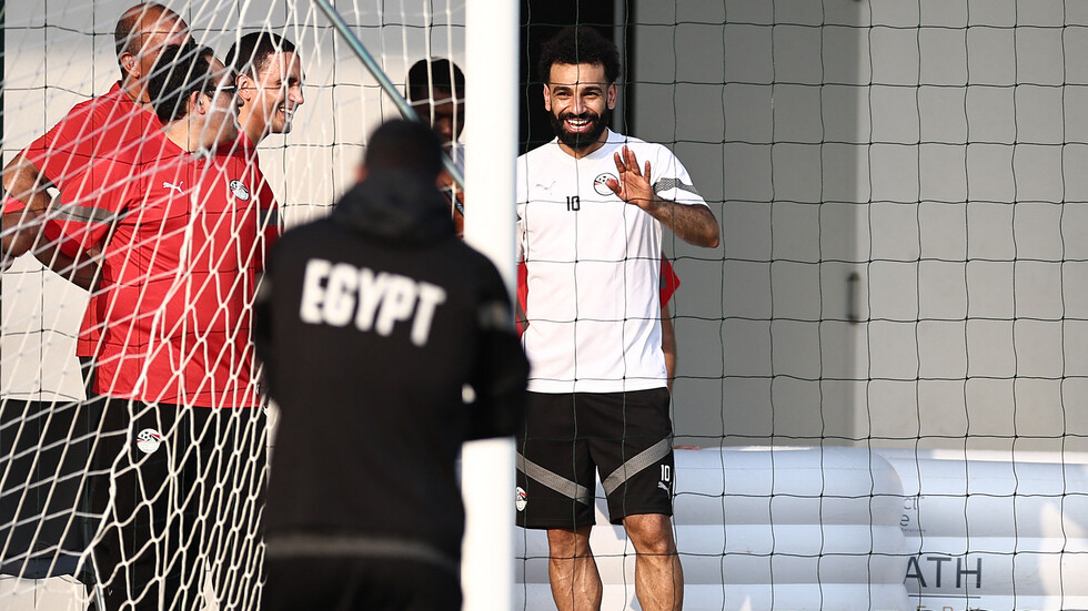 محمد صلاح يحتفل بطبيب منتخب "الفراعنة" (صورة)