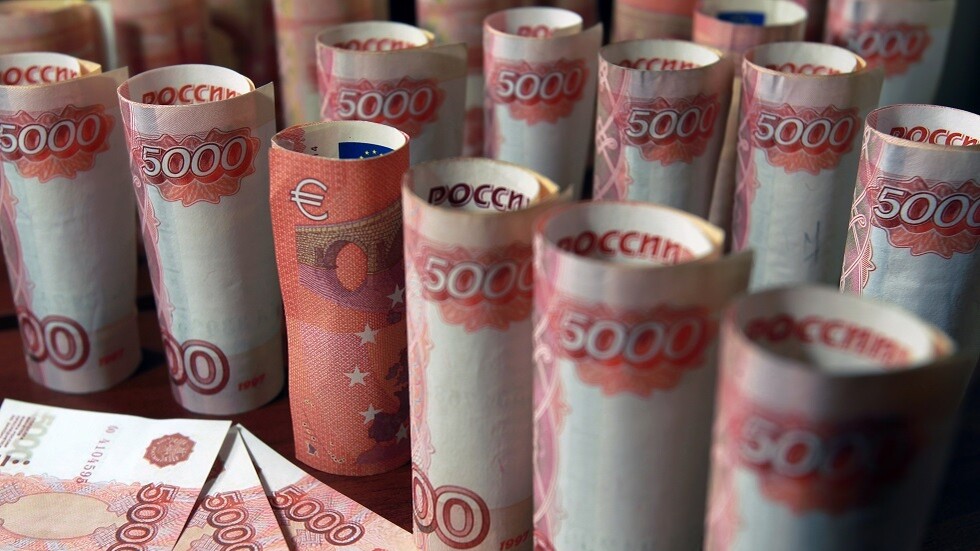 "المركزي" يعتمد طريقة جديدة لحساب سعر صرف الروبل بعد فرض عقوبات أمريكية على البورصة الروسية