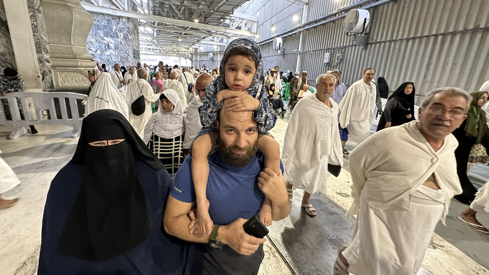 في أول أيام عيد الأضحى.. الحجاج يؤدون آخر مناسك الحج (فيديو)