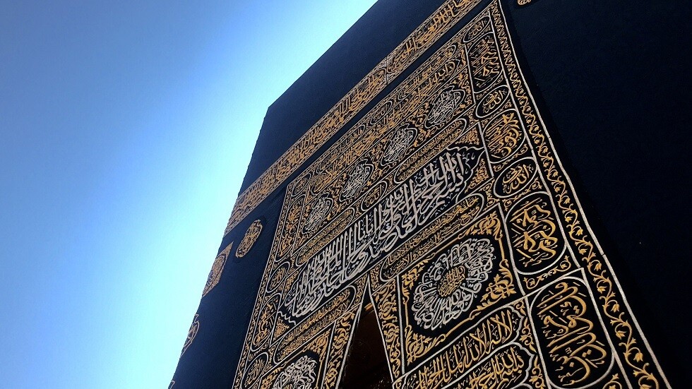 نائب أمير مكة يُسلّم كسوة الكعبة لسدنة بيت الله الحرام (صور)
