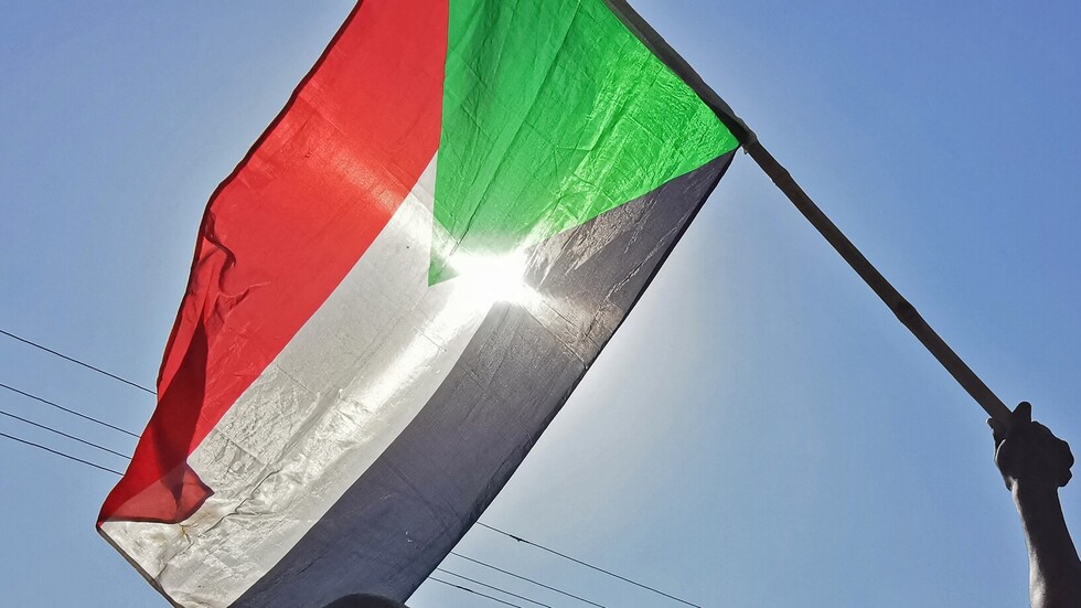 السودان.. مجموعة من "البجا" تقتحم مقر التلفزيون ببورتسودان بسبب "زي محلي لمذيعة" (فيديوهات)