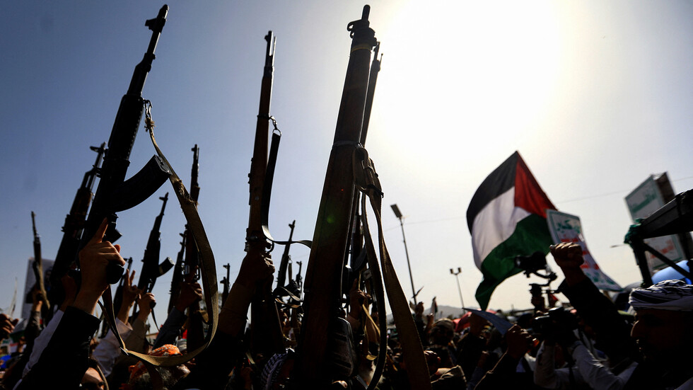 الحوثيون: أصبنا سفينة بشكل مباشر في البحر الأحمر بزورق مسيّر واستهدفنا سفينة بالمحيط الهندي بصواريخ