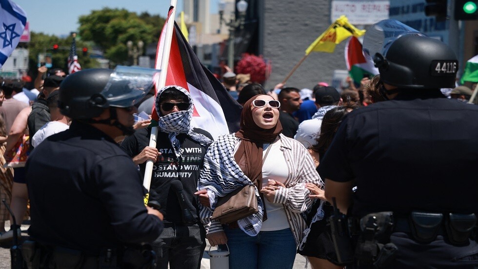 بالفيديو.. اشتباكات عنيفة في لوس أنجلوس بين مؤيدين لفلسطين وأخرين يدعمون الحرب الإسرائيلية على غزة