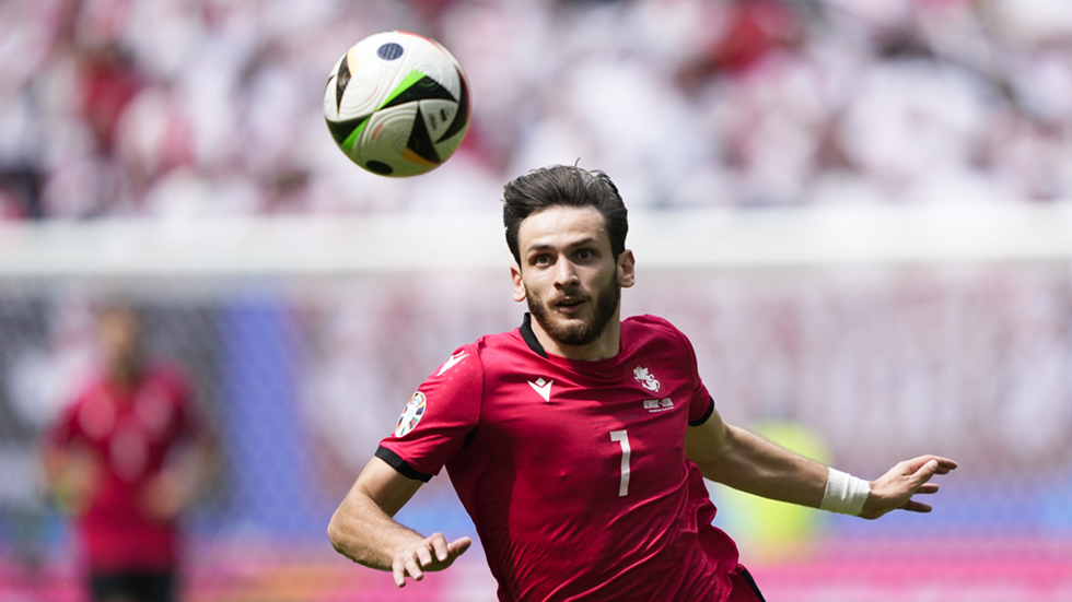 النجم الجورجي كفارتسخيليا يوجه طلبا لرونالدو عشية مواجهة منتخبيهما في "يورو 2024"