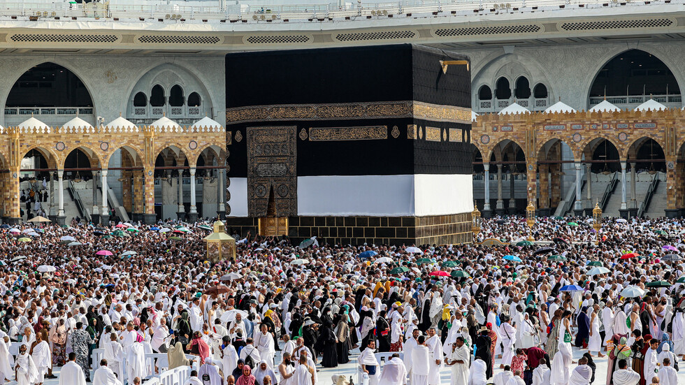 .بالفيديو.. مراسم تسليم مفتاح الكعبة المشرفة للشيخ عبدالوهاب الشيبي السادن الـ78 في تاريخها