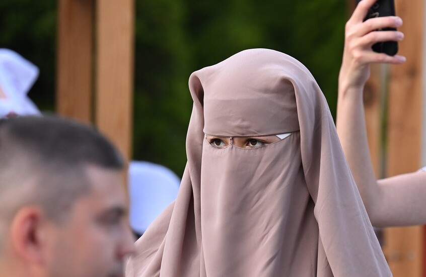 بيسكوف: الكرملين لا يتدخل في قرار تعليق ارتداء النقاب في روسيا