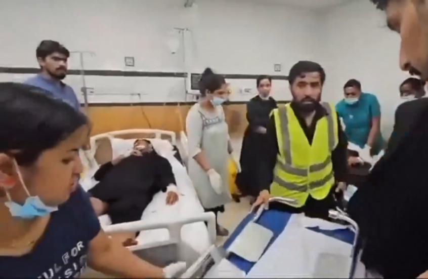 مشاهد لمصابين في هجوم على مسجد للشيعة في سلطنة عمان