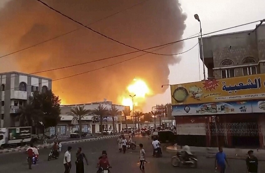 عدن.. الحكومة اليمنية تدين العدوان الإسرائيلي على ميناء الحديدة وانتهاكها لسيادة أراضي البلاد