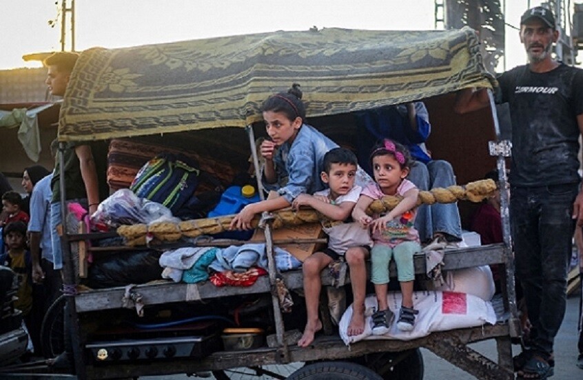 الجيش الإسرائيلي يجبر آلاف الغزيين على النزوح من مخيم البريج