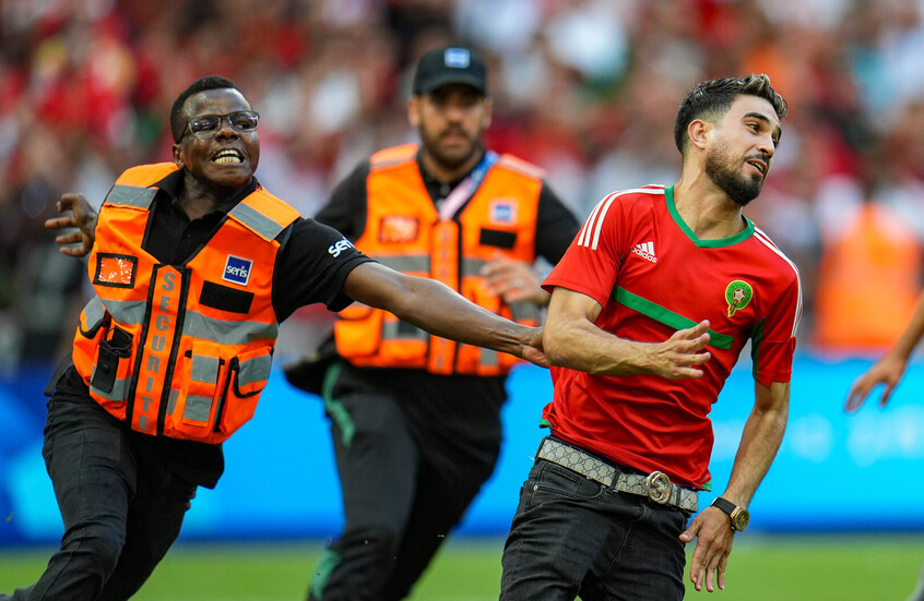 "مشهد طريف".. مشجع يسجل هدف التعادل للمغرب في مرمى إسبانيا في نصف نهائي أولمبياد "باريس 2024"