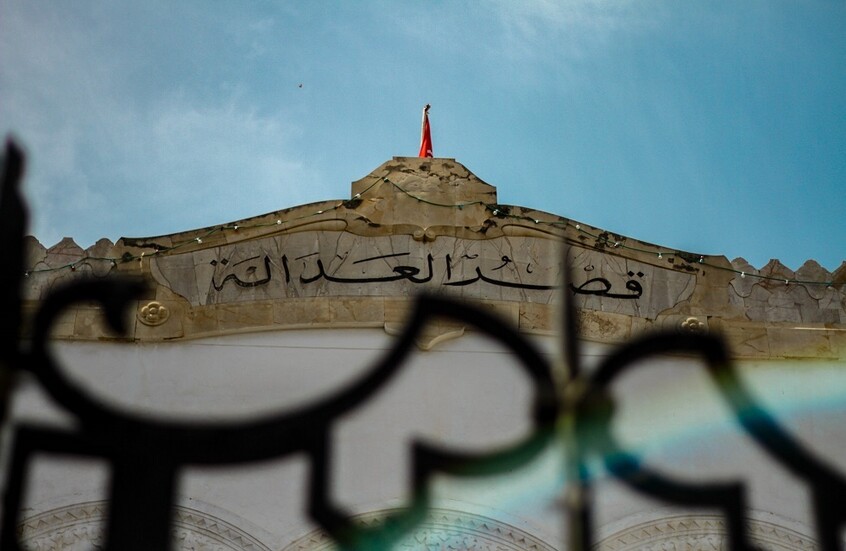 تونس.. إحالة 21 متهما من ضمنهم الشاهد وعكاشة والغنوشي بتهمة تكوين وفاق إرهابي والتآمر على أمن الدولة