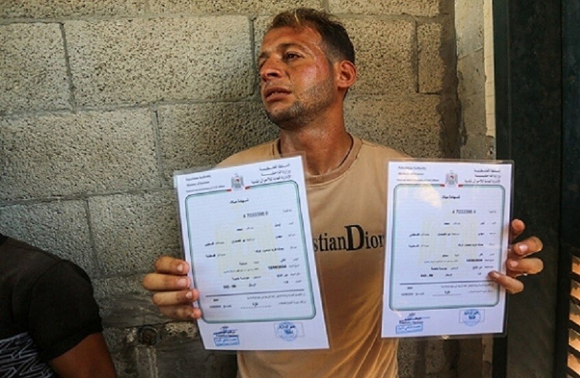 يوم تسلم شهادة ميلادهما.. أب فلسطيني يفقد توأميه وزوجته بقصف وسط غزة (صور)
