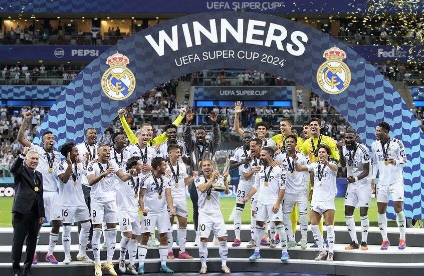 رقم قياسي جديد.. ريال مدريد يرفع كأس السوبر الأوروبي (فيديو)
