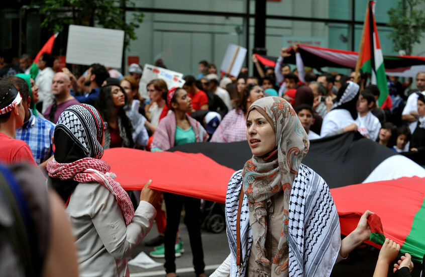 بالفيديو.. محتجون على دعم بايدن لإسرائيل في حربها على غزة يحاولون اقتحام مقر مؤتمر الحزب الديمقراطي