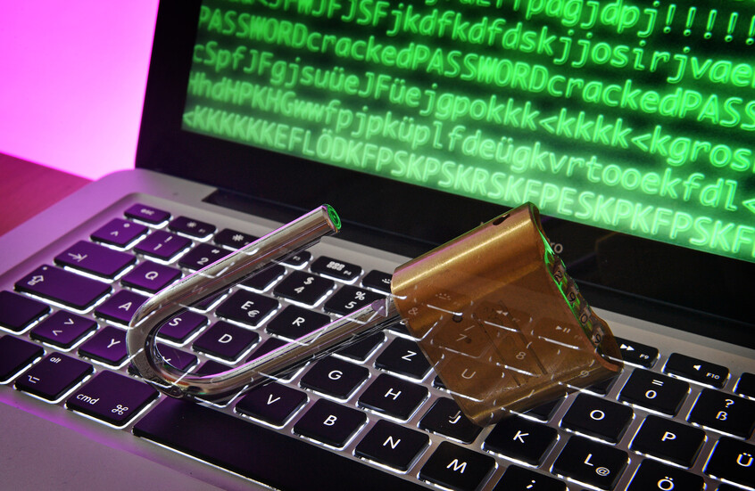 الاستخبارات الأمريكية: إيران شنت هجمات سيبرانية على حملتي ترامب وهاريس