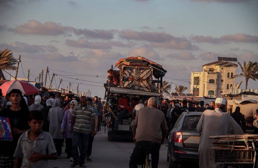 الجيش الإسرائيلي يخطر السكان والنازحين في المحطة ودير البلح وسط غزة بـ"الإخلاء الفوري"