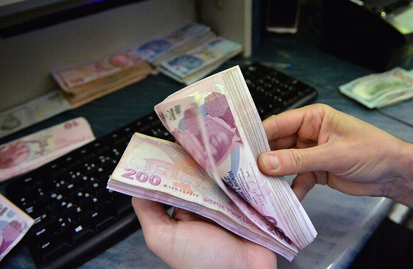 الليرة التركية تنزلق إلى قاع جديد