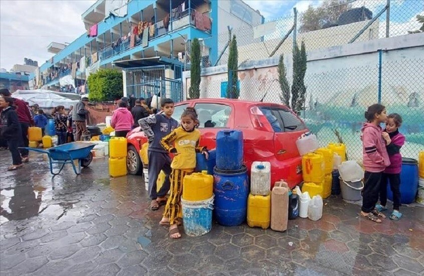 تحت خطر القنابل وشبح الأمراض.. الفلسطينيون يخاطرون بحياتهم للحصول على المياه