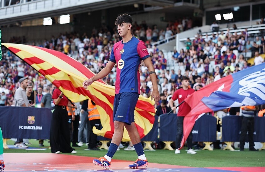 والد أحد لاعبي ليفربول يتمنى رؤيته في برشلونة.. والأخير يتحرك لضمه