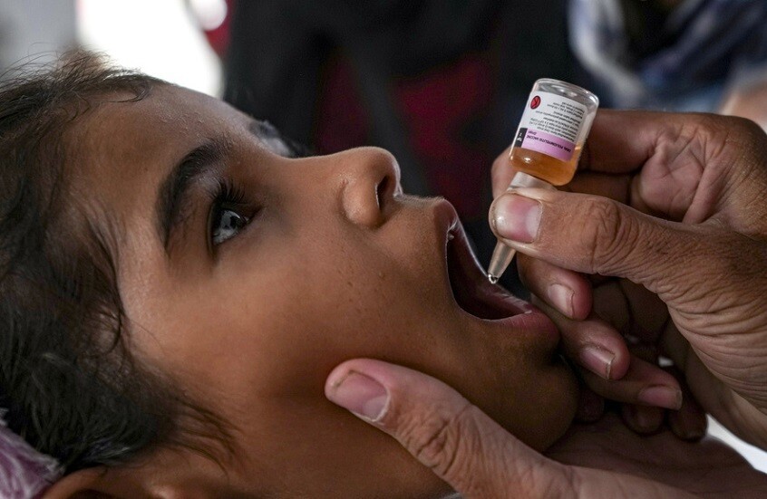 غزة.. أكثر من 70 ألف طفل يتلقون لقاح شلل الأطفال في اليوم الأول لحملة التطعيم