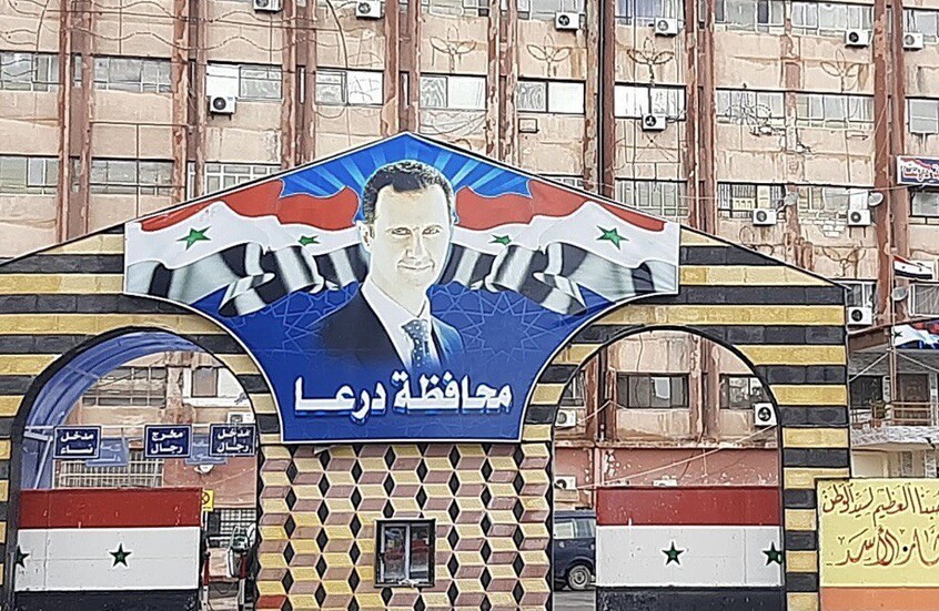 مراسلنا: تعرض وفد حكومي في ريف درعا جنوب سوريا لهجوم بعبوة ناسفة ورشقات رشاشة وأنباء عن وقوع إصابات