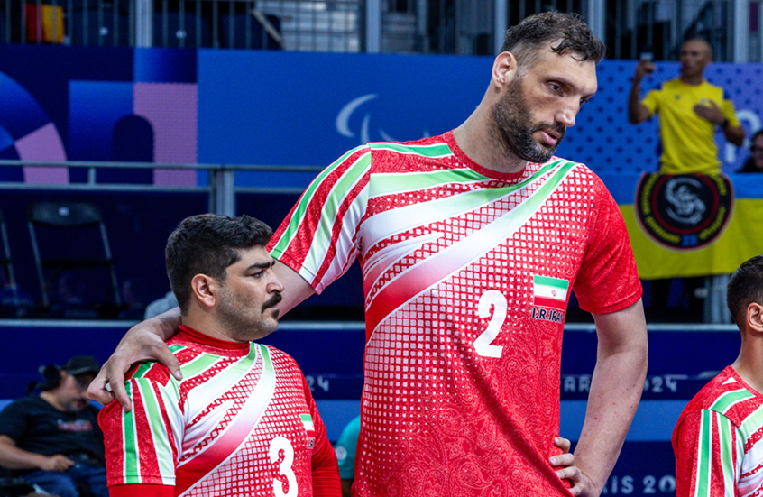 لسبب غريب.. أطول رياضي في تاريخ الألعاب البارالمبية ينام على الأرض في باريس (صور)