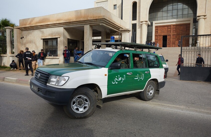 الجزائر.. مقاول وهمي ينصب على أصحاب وكالات لتأجير السيارات ويبيعها بوثائق مزورة