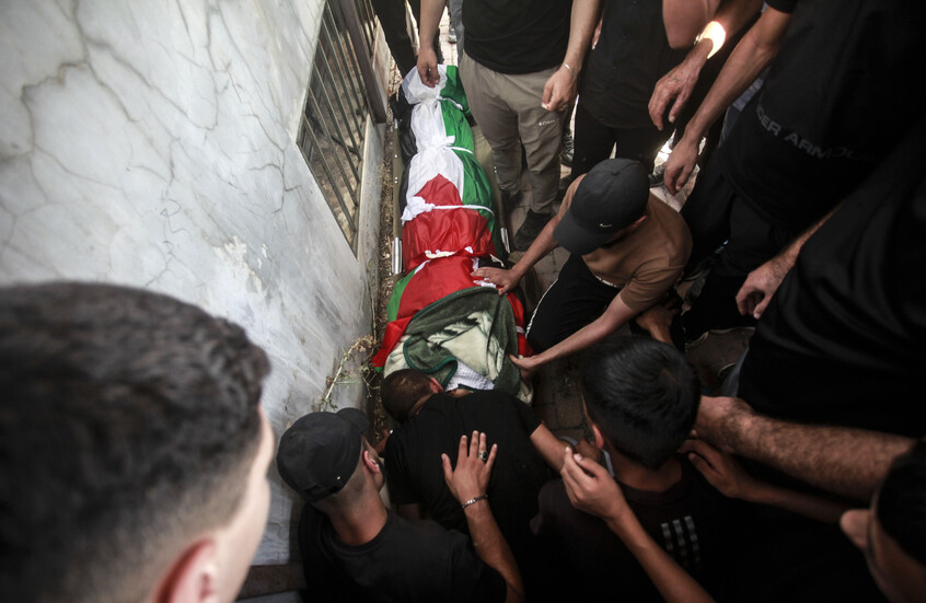 مشاهد مروعة.. جرافة إسرائيلية تنكل بفتى فلسطيني وتنتزع أحشاءه (فيديو)