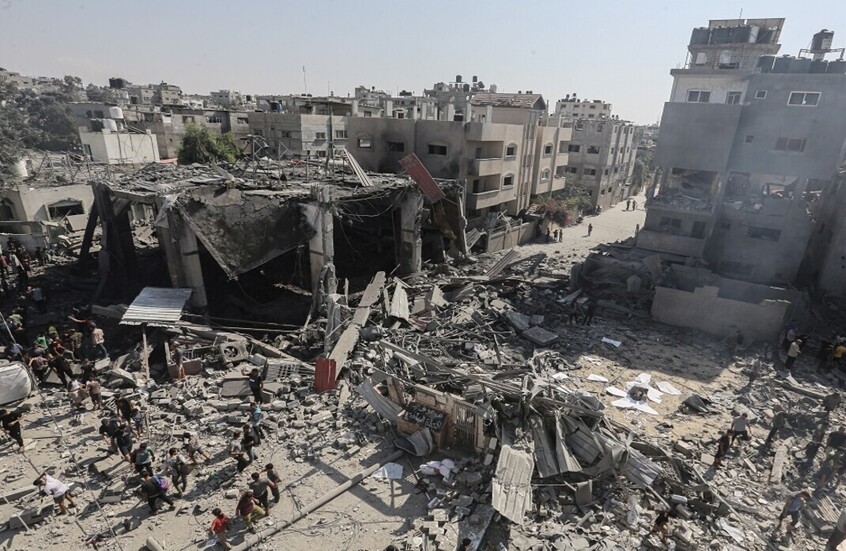 مقتل 22 فلسطينيا بقصف استهدف منزلي عائلتي القرا بخانيونس والنجار بجباليا