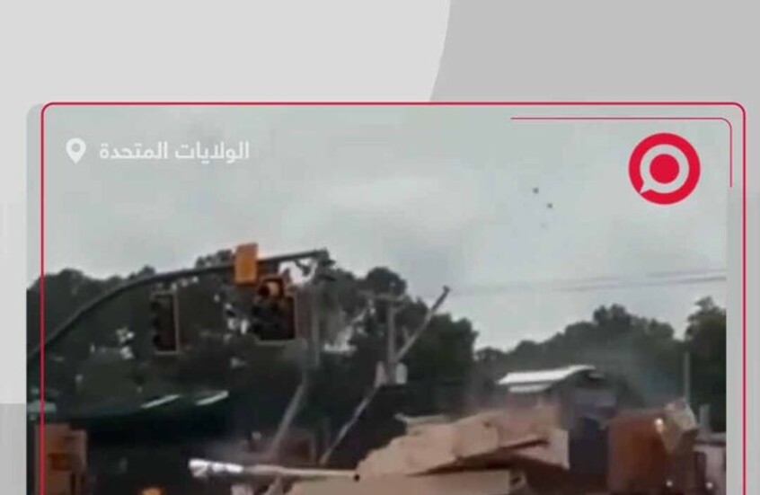 وكأنه مصنوع من الكرتون.. لحظة اصطدام قطار بمقطورة تحمل عتادا عسكريا بالولايات المتحدة