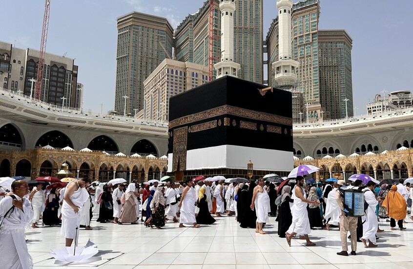 توقف قلبه.. معتمر إندونيسي ينجو بأعجوبة بعد السقوط في الحرم المكي