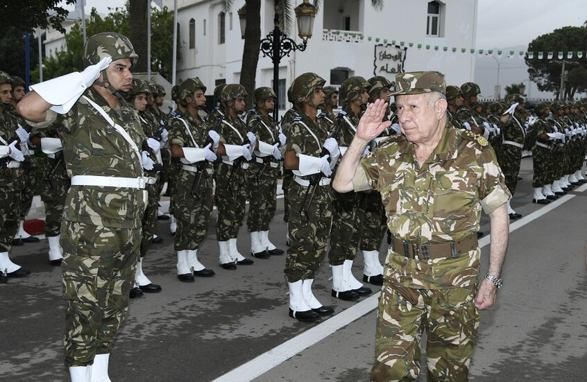 الجزائر.. رئيس أركان الجيش يدعو لمضاعفة الحذر واليقظة في ظل ما يجري في المنطقة وعلى حدود البلاد